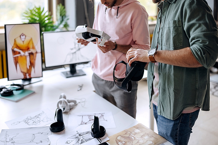 Menschen testen VR Brillen