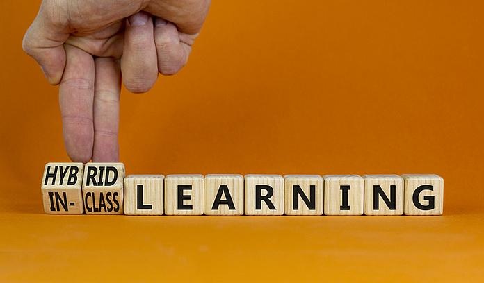 Mehrere Würfel in einer Reihe ergeben das Wort: Hybrid Learning