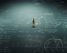 Eine Figur steht auf einer Kreidetafel mit vielen mathematischen Formeln drauf