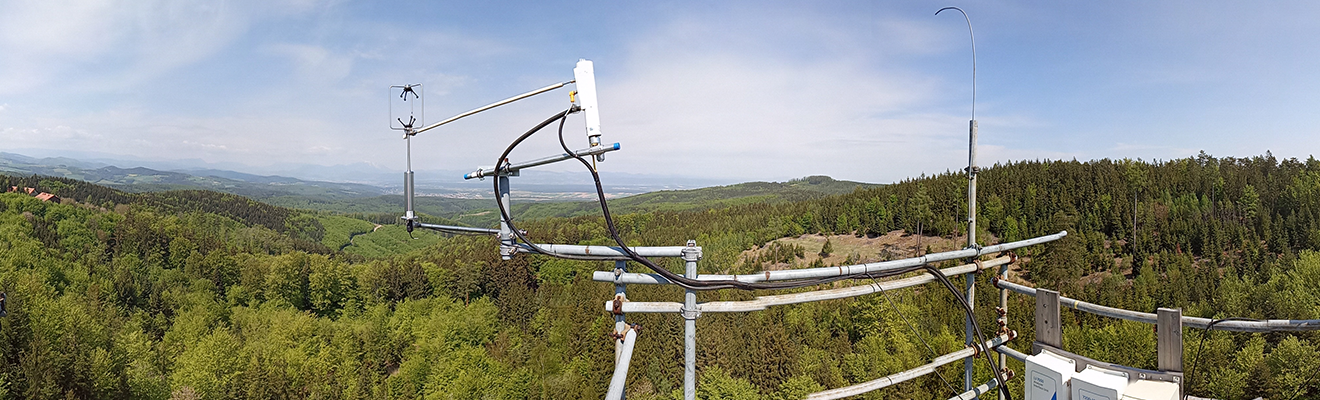 Messgerät auf einer Warte in bewaldeter Umgebung