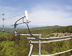 Messgerät auf einer Warte in bewaldeter Umgebung