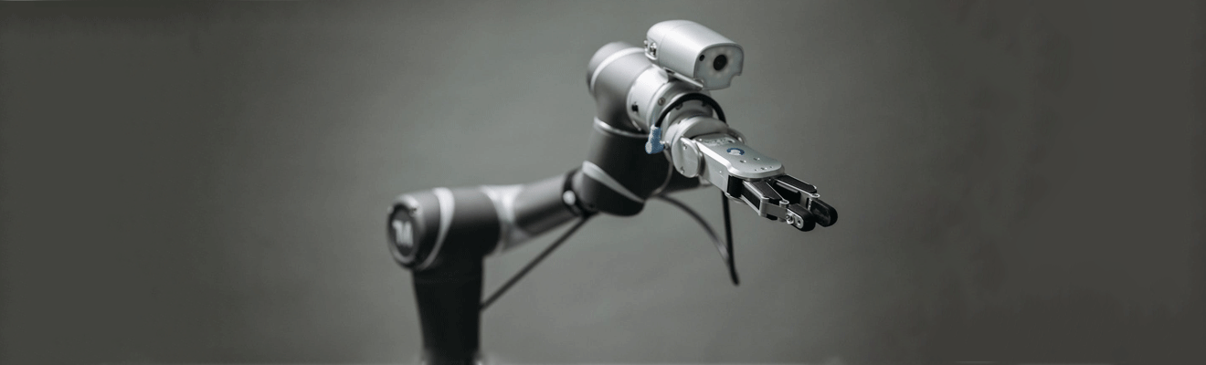 Roboterarm vor einfarbigem Hintergrund