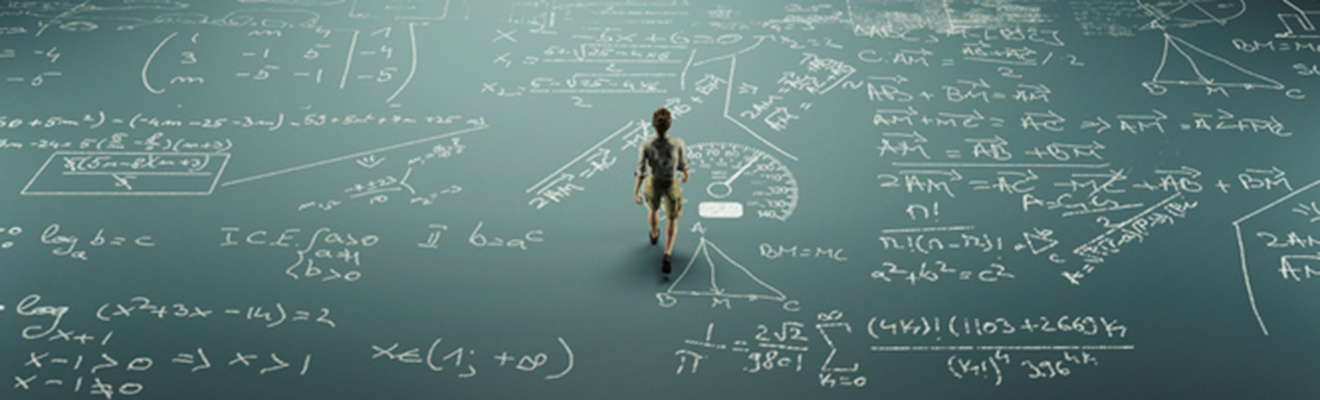 Bannerbild: Figur steht auf einer Kreidetafel mit vielen mathematischen Formeln drauf