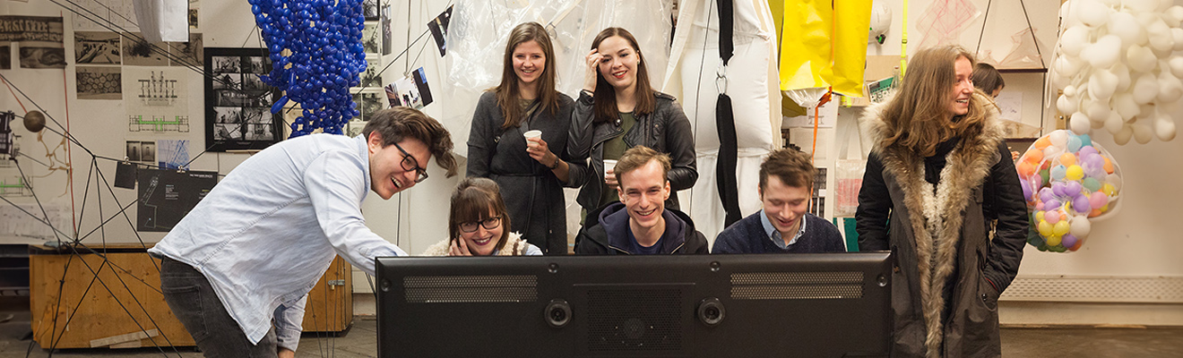 Gruppenfoto von Studierenden beim Arbeiten als Bannerbild