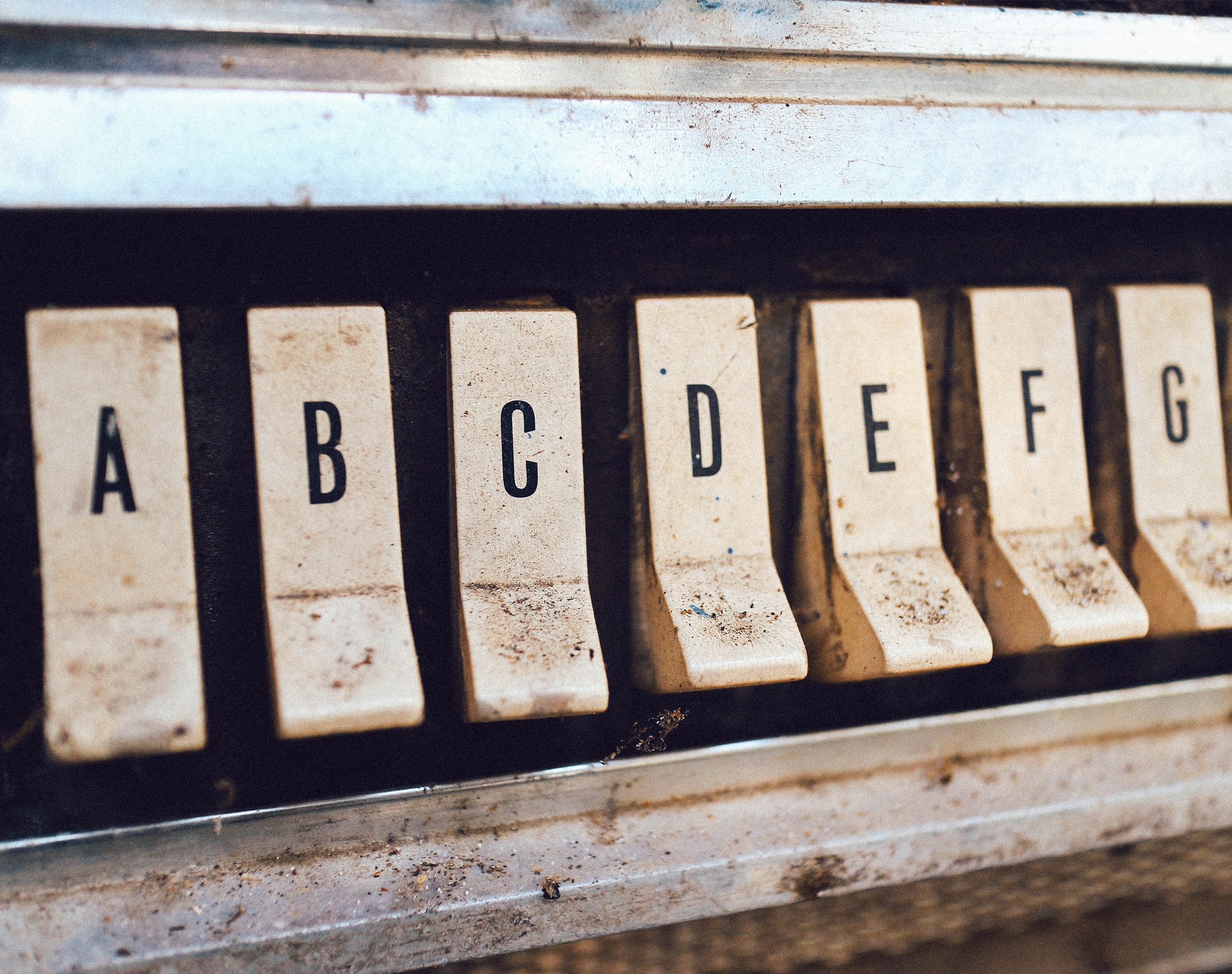 Buchstaben auf Holzkluppen