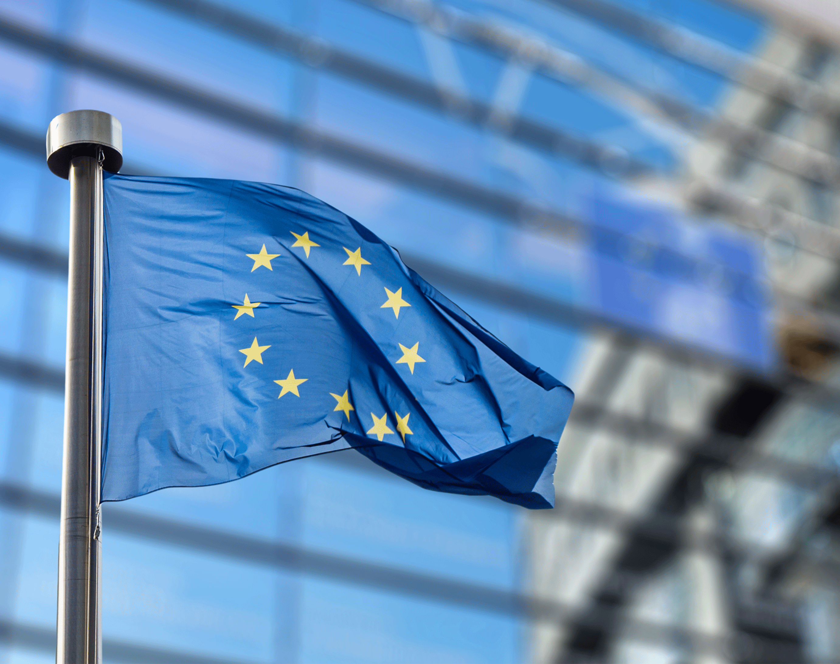 EU-Flagge weht vor dem Parlament